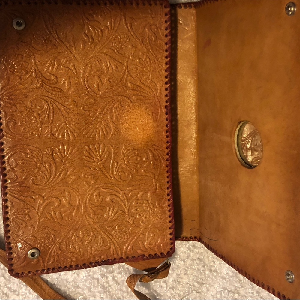 Vintage LEATHER HAND PAINTED & TOOLED BAG shown during live sale - Picture 5 of 8